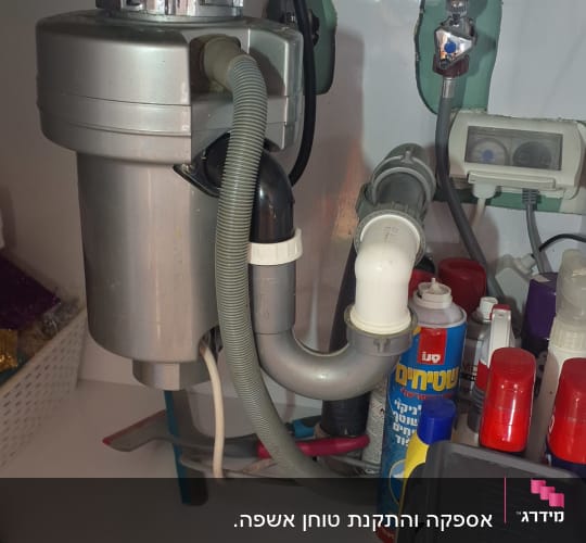 מערכת צינורות מתחת לכיור עם מחבר פלסטיק